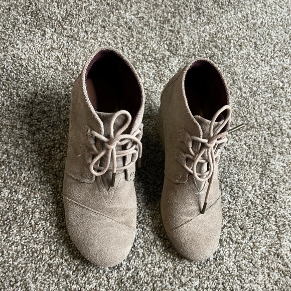 TOMS Suede Lace Up Wedge Booties - Size 8 - Picture 6 of 10